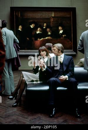 Vintage Amsterdam 1970s, un élégant couple d'âge moyen visite le Rijksmuseum, le tableau des responsables de l'échantillonnage de Rembrandt, Hollande, pays-Bas, Europe, Banque D'Images