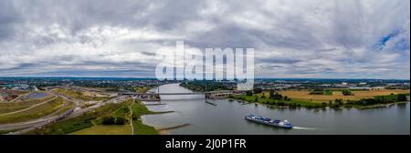 Vue panoramique sur le pont autoroutier du Rhin près de Leverkusen Banque D'Images