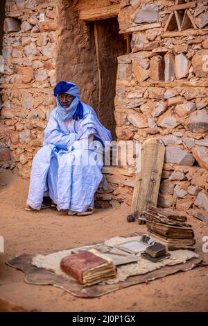 Homme mauritanien adulte avec des vêtements traditionnels de boubou et de turban, Chinguetti, Mauritanie Banque D'Images