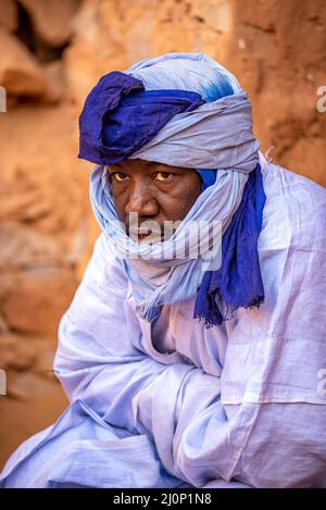 Portrait d'un homme adulte mauritanien avec des vêtements traditionnels de boubou et de turban, Chinguetti, Mauritanie Banque D'Images