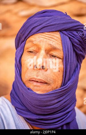 Gros plan d'un homme adulte mauritanien portant un boubou traditionnel et du turban, Chinguetti, Mauritanie Banque D'Images