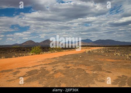 La route traversant la lave Shetani coule à Tsavo West. Banque D'Images