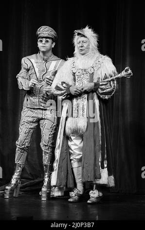 Elton John apporte la maison en bas à un spectacle au Théâtre Royal de Londres. Il a également fait équipe avec Sir John Gielgud pour un duo. Sir John était dans un rôle peu connu - d'Œuf le premier, un roi d'oies. 2e décembre 1984. Banque D'Images