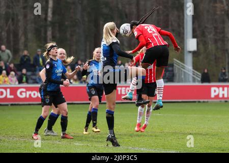 EINDHOVEN, PAYS-BAS - MARS 20: Esmee Brugts de PSV aider le deuxième but de l'équipe lors du match KNVB Beker Vrouwen entre PSV et ADO Den Haag au PSV Campus de Herdgang le 20 mars 2022 à Eindhoven, pays-Bas (photo de Hans van der Valk/Orange Pictures) Banque D'Images