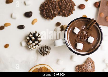 Tasse de chocolat chaud avec guimauves à la cannelle. Haute qualité et résolution magnifique concept de photo Banque D'Images