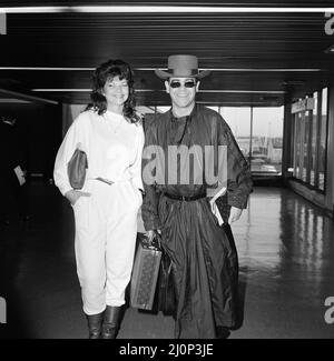 Elton John et sa nouvelle femme Renate arrivent à l'aéroport d'Heathrow de Hong Kong, le 2nd avril 1984. Banque D'Images