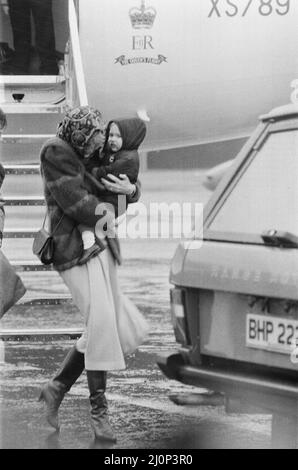 S.A.R. la princesse Diana, la princesse de Galles arrive à Aberdeen avec son fils le prince William. Un blizzard, des vents de force de gail et de la grêle ont rencontré la mère royale et son fils à leur arrivée photo prise le 2nd mars 1984 Banque D'Images