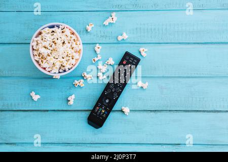 Pop-corn avec télécommande pour téléviseur. Haute qualité et résolution magnifique concept de photo Banque D'Images