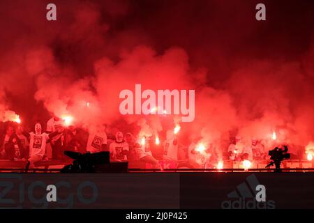 AMSTERDAM, PAYS-BAS - MARS 20: Feu à côté des fans d'Ajax pendant le match hollandais Eredivisie entre AFC Ajax et Feyenoord à l'arène Johan Cruijff le 20 mars 2022 à Amsterdam, pays-Bas (photo de Peter Lous/Orange Pictures) Banque D'Images