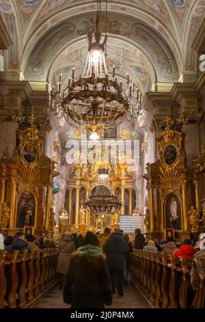 Personnes assistant à la messe du soir dans l'église Sainte-Anne de Varsovie, Pologne. Banque D'Images