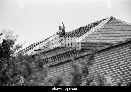 Michael Peterson (alias Charles Bronson) organise une manifestation sur le toit de l'hôpital Broadmoor. 20th juin 1983. Banque D'Images