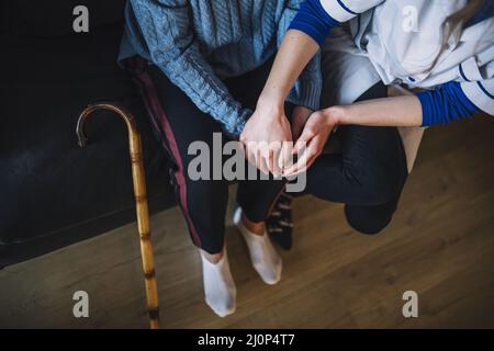 Concept de maison de retraite avec l'infirmière femme tenant les mains. Haute qualité et résolution magnifique concept de photo Banque D'Images