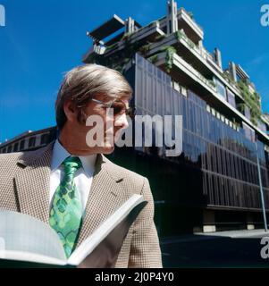 Vintage Rome 1970s, élégant portrait d'homme d'affaires d'âge moyen avec des lunettes de soleil devant un bâtiment moderne, Italie, Europe, Banque D'Images