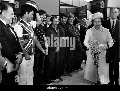 Reine Elizabeth II à Liverpool. La Reine passe devant divers membres de la communauté de travail de Liverpool. Parmi eux, porter un gilet de Union Jack et lever son chapeau, est bien connu chaîne locale Billy Butler. Photo prise le 2nd mai 1984 Banque D'Images