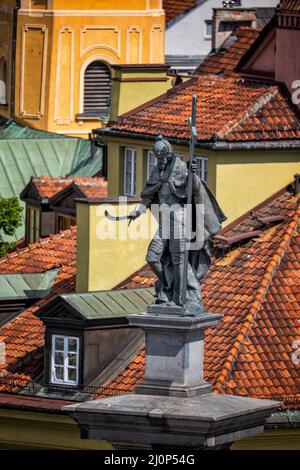 Varsovie, Pologne, statue du roi Sigismund III Vasa de la colonne de Sigismund (Kolumna Zygmunta) dans la vieille ville, sculpture en bronze de 1644 par le sculpteur Clemente M. Banque D'Images