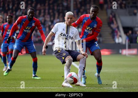 Londres, Royaume-Uni. Londres, Royaume-Uni. 20th mars 2022. Londres, Royaume-Uni. 20th mars 2022. 20th mars 2022 ; Selhurst Park, Crystal Palace, Londres, Angleterre ; Premier League football, Crystal Palace versus Everton; Richarlison of Everton contrôle le ballon sous pression de Tyrick Mitchell de Crystal Palace crédit: Action plus Sports Images/Alamy Live News crédit: Action plus Sports Images/Alamy Live News crédit: Action plus Sports Images/Alamy Live News Banque D'Images