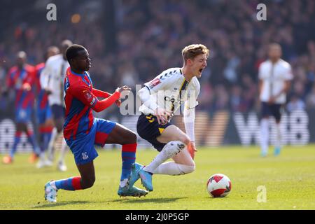 Londres, Royaume-Uni. Londres, Royaume-Uni. 20th mars 2022. Londres, Royaume-Uni. 20th mars 2022. 20th mars 2022 ; Selhurst Park, Crystal Palace, Londres, Angleterre ; Premier League football, Crystal Palace versus Everton; Tyrick Mitchell de Crystal Palace foules Anthony Gordon d'Everton crédit: Images de sports action plus/Alamy Live News crédit: Images de sports action plus/Alamy Live News crédit: Images de sports action plus/Alamy Live News Banque D'Images