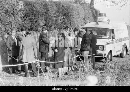 Crime Scene police Investigation et entretiens dans la zone de marche connue localement sous le nom de Black Pad à Narborough, Leicestershire, où la jeune fille d'école Lynda Mann âgée de 15 ans a été trouvée violée et étranglée, photographiée le mercredi 23rd novembre 1983. Colin Pitchfork a été condamné à la prison à vie (1988) après avoir admis les meurtres séparés de Lynda Mann, âgée de 15 ans (1983 ans), et de Dawn Ashworth, âgée de 15 ans (1986 ans). Il a été la première personne reconnue coupable de meurtre sur la base de la preuve de la prise d'empreintes génétiques et la première à être capturée à la suite d'un dépistage de masse de l'ADN. Banque D'Images