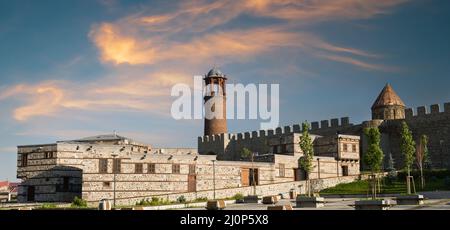Tour de l'horloge d'Erzurum et maisons traditionnelles en pierre au lever du soleil. Tour historique de l'horloge sur le château d'Erzurum. Destinations de voyage en Turquie. Anat. De l'est Banque D'Images
