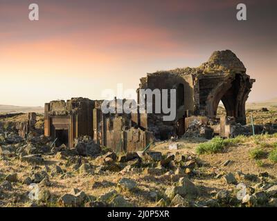 ANI ruines au lever du soleil. ANI ville ruines historiques anciennes ruines d'une ville antique à Kars, Anatolie orientale, Turquie destinations de voyage. Banque D'Images