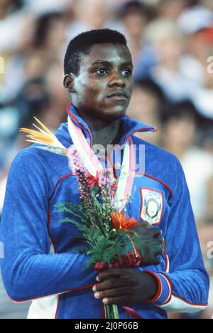 1984 Jeux Olympiques à Los Angeles, Etats-Unis. L'athlète américain Carl Lewis, médaillé d'or dans les 100 mètres, le saut long, les 200 mètres et le relais 4 x 100 mètres. Ici, il est photographié sur le podium avec Kirk Baptiste, compatriote médaillé d'argent, après la finale des 200 mètres. Août 1984. Banque D'Images