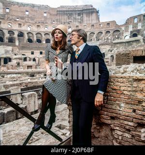 Vintage Rome 1970s, élégant couple d'âge moyen visitant l'intérieur du Colisée, Italie, Europe, Banque D'Images