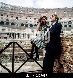 Vintage Rome 1970s, élégant couple d'âge moyen visitant l'intérieur du Colisée, Italie, Europe, Banque D'Images