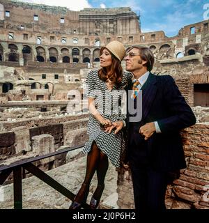 Vintage Rome 1970s, élégant couple d'âge moyen visitant l'intérieur du Colisée, Italie, Europe, Banque D'Images