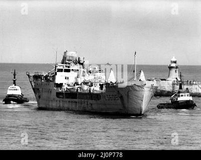 Le RFA Sir Tristram entre dans la rivière Tyne après une opération de sauvetage de 8 000 milles à la suite du conflit des Malouines. À bord étaient une poignée de travailleurs de chantier de réparation de navires, qui devaient effectuer une longue enquête sur les dommages subis par le navire à Wallsend Slipway. 15th juin 1983 Banque D'Images