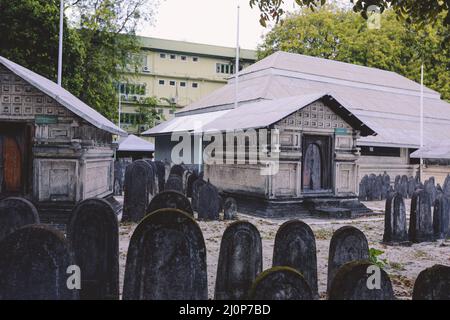 Vue sur les tombes des sultans près de la mosquée du Vieux vendredi dans la ville de Malé Banque D'Images