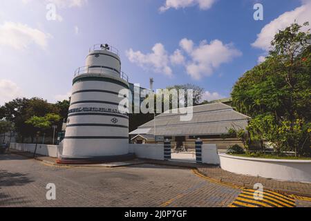 Portes blanches et bâtiment de la Mosquée du Vieux vendredi ou du Malé Hukuru Miskiy dans la ville de Malé, atoll de Kaafu Banque D'Images