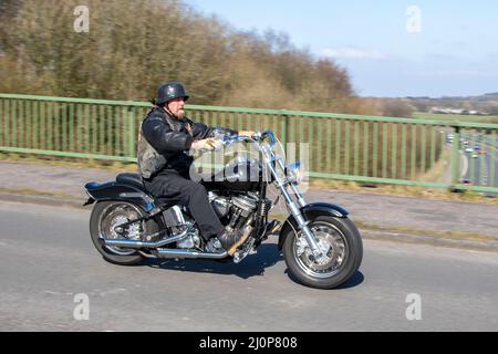 Moto essence Harley Davidson Soft Tail 1340cc noire 2001 ; traversant le pont autoroutier dans le Grand Manchester Royaume-Uni Banque D'Images