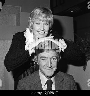 Mary Parkinson se joindra au mari Michael comme co-présentatrice sur « Good Morning Britain » tous les samedis entre 7,00am et 9,15am. Michael Parkinson et Mary Parkinson sont photographiés dans les studios TV-Am. 3rd janvier 1983. Banque D'Images