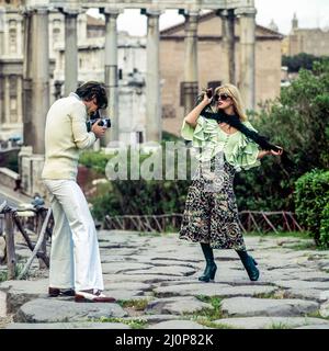 Vintage Rome 1970s, photographe prenant des photos avec la mannequin féminine, Foro Romano Forum Antico, Italie, Europe, Banque D'Images