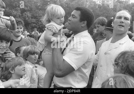 La légende de la boxe Muhammad Ali a visité Coventry et a été accueilli par des scènes étonnantes d'adulation. Vu ici à l'ex-boxeur Jack Bodell's Fish and Chip shop à Jardine Crescent, Tile Hill, Coventry. Plus de 1000 ventilateurs bondés autour du bar à poissons Knockout. C'était la première fois que la paire s'était réunie depuis que Bodell a aidé Ali à se préparer à un combat en Allemagne en 1966.1 1th août 1983 Banque D'Images