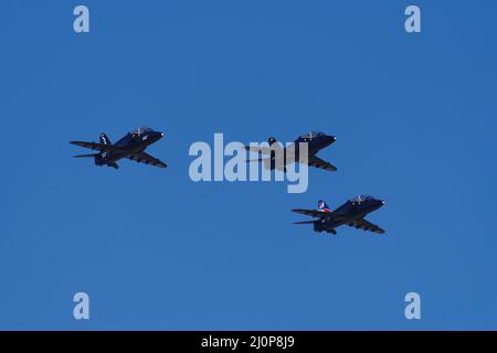 Royal Navy BAe Hawk T1 Fadieu Flypast à RAF Valley, Anglesey. Banque D'Images