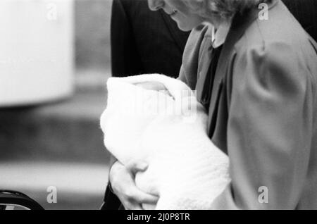 Le prince Harry quitte l'Hôpital St Mary, Londres, après la naissance, jour précédent le 16 septembre 1984. Présenté : la princesse Diana et le prince Harry. Banque D'Images