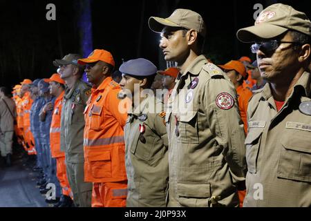 Les pompiers de l'équipe des opérations de recherche et de sauvetage qui ont travaillé à la catastrophe de la pluie de Petrópolis reçoivent des médailles en l'honneur des victimes de la tragédie Banque D'Images