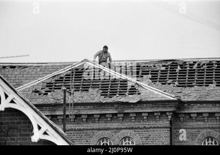 Michael Peterson (alias Charles Bronson) organise une manifestation sur le toit de l'hôpital Broadmoor. 20th juin 1983. Banque D'Images