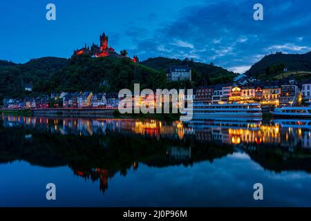 Moselle avec lumières de la ville de Cochem la nuit Banque D'Images