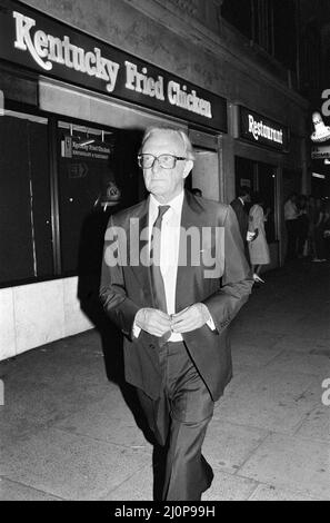 Lord Carrington, ancien secrétaire aux Affaires étrangères, a photographié en quittant le restaurant Kentucky Fried Chicken à Kensington High Street, Londres, où il a fait ses adieux avant d'occuper son nouveau poste de secrétaire général de l'OTAN. 19th juin 1984. Banque D'Images