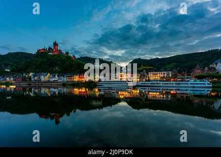 Moselle avec lumières de la ville de Cochem la nuit Banque D'Images