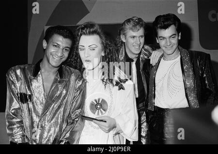 British Record Industry Awards, The Grosvenor House Hotel. En photo, les membres du groupe du Club de la culture, Mikey Craig, Boy George, Roy Hay, Jon Moss. 9th février 1984. Banque D'Images