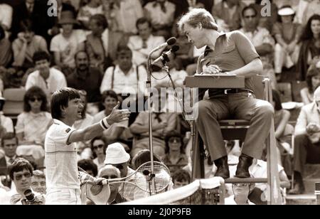 Jimmy Connors tennis Player parle au juge-arbitre lors de son match au championnat Stella Artois au Queens Club Banque D'Images