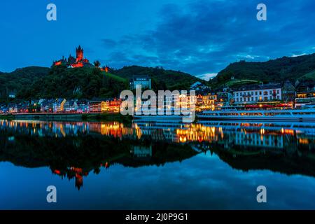 Moselle avec lumières de la ville de Cochem la nuit Banque D'Images