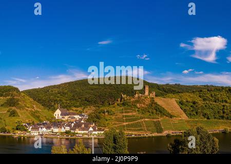 Vue panoramique de l'autre côté, rive gauche de la Moselle sur Beilstein avec château Metternich Banque D'Images