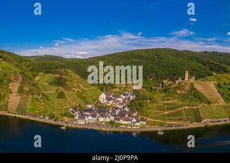 Vue panoramique de l'autre côté, rive gauche de la Moselle sur Beilstein avec château Metternich Banque D'Images