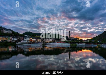 Moselle avec lumières de la ville de Cochem la nuit Banque D'Images