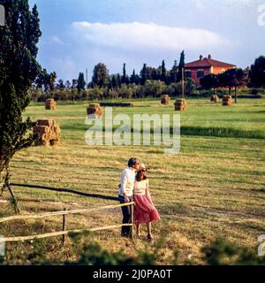 Vintage Italie des années 1970, couple d'âge moyen se promenant dans les champs, campagne romaine, Lazio, Europe, Banque D'Images