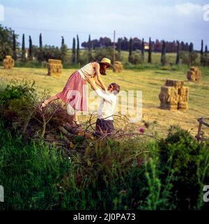 Vintage Italie 1970s, couple d'âge moyen se promenant dans les champs, campagne romaine, Lazio, Europe, Banque D'Images